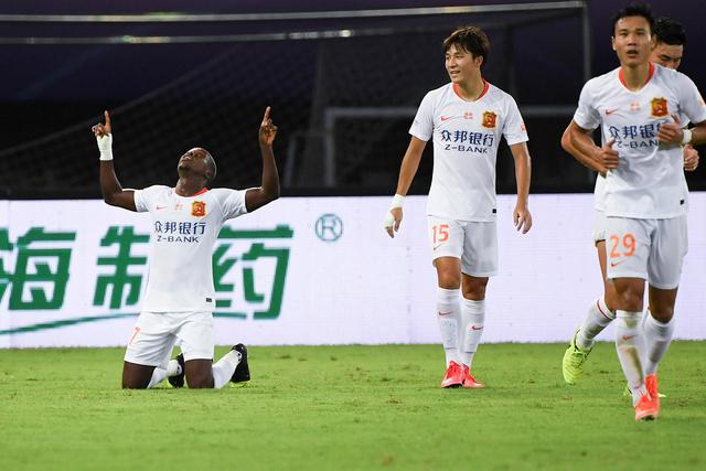 C罗庆祝击败达马克：打进2球全取3分